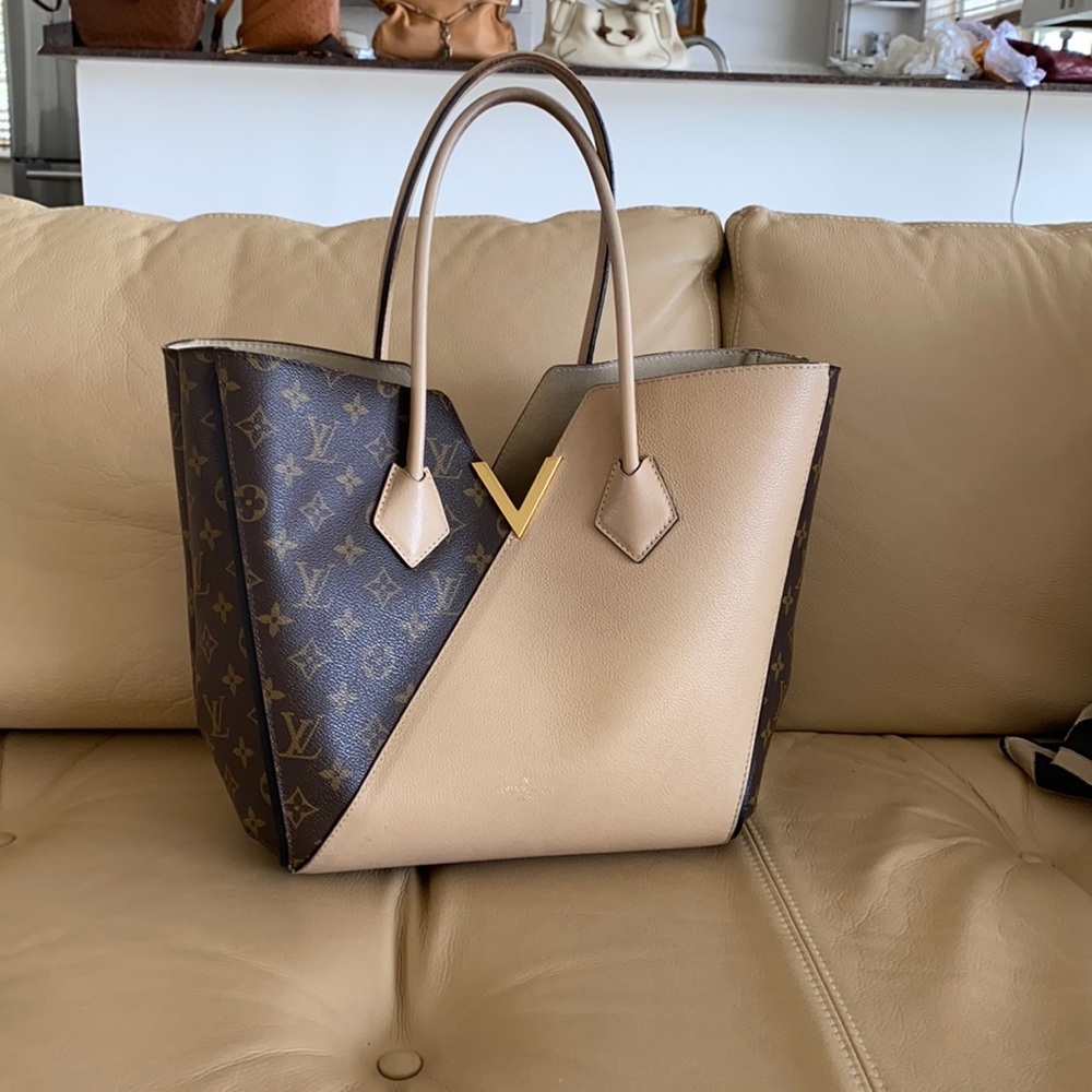 Used bag in excellent condition. No signs of use.